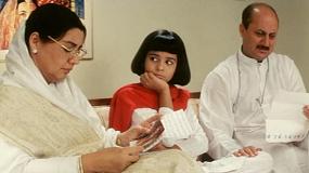 Anjali holt sich für das Unterfangen Hilfe bei ihren Großeltern.