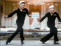 Woher kommt bloß die Energie??? Gene Kelly tanzt furios, ob mit Mann (hier Partner Frank Sinatra)...