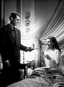 Verdacht  1941: Joan Fontaine verdächtigt ihren Ehemann Cary Grant, sie umbringen zu wollen. Soll sie die Gute-Nacht-Milch wirklich trinken? - Mit einem Trick brachte Regisseur Alfred Hitchcock das Glas mit dem verdächtigen Getränk zum Leuchten.